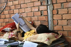 Nằm trên giường bệnh ôn thi vào lớp 10, nữ sinh ước mơ làm bác sĩ