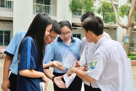 Kết thúc môn tiếng Anh thi vào lớp 10, thí sinh 'cười như được mùa'