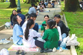 Ngồi cà phê bệt, ngắm Sài Gòn sang thu