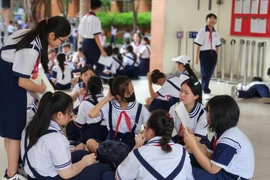 Cấm học sinh sử dụng điện thoại trong lớp: Rất nên!