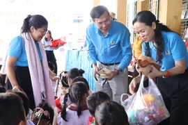 Cụm thi đua 3 – Công đoàn viên chức TP.HCM trao học bổng cho học sinh ở Bình Phước