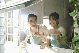 Thu Trang làm phim Tết với 'Nụ hôn bạc tỉ'