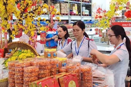 Đoàn kiểm tra chất lượng an toàn thực phẩm dịp Tết tại Công ty TNHH MM Mega Market (TP Thủ Đức) vào ngày 20-1. Ảnh: THẢO PHƯƠNG