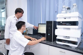 Giảng viên Trường ĐH Công nghiệp TP.HCM đang hướng dẫn học trò thực hành nghiên cứu. Ảnh: ICC