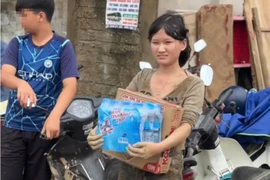 Cô gái lấm lem bùn đất do mưa lũ ở Nghệ An xin ngừng tiếp nhận sự giúp đỡ