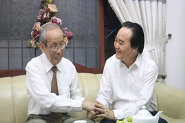 Bộ trưởng Phùng Xuân Nhạ thăm nguyên Bộ trưởng Trần Hồng Quân