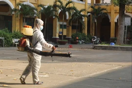 Trường khử khuẩn 2 tuần một lần để học sinh 12 quay lại lớp 