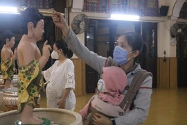 TP.HCM: Người dân đeo khẩu trang dự lễ Phật đản từ sáng sớm