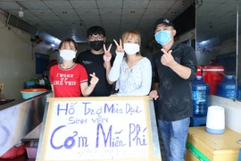 Hàng quán chung tay sẻ chia suất cơm miễn phí