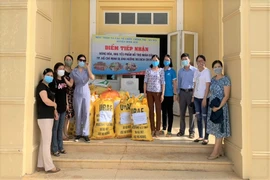 Quảng Ngãi: Giáo viên trường THPT Trần Kỳ Phong gói lương thực gửi vào miền Nam