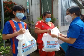Quận Đoàn Bình Tân tặng quà cho con em công nhân có hoàn cảnh khó khăn