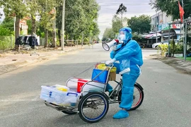 Tận dụng xe lăn, xích lô, xe bán chuối nướng, sữa đậu nành,... để lấy mẫu 