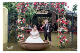 Quảng Ngãi: Bắt trọn khoảnh khắc rước dâu bằng thuyền thúng giữa ngày mưa lũ