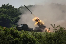 Nóng Nga-Ukraine sáng 13-6: Chỉ còn một cây cầu nối Severodonetsk với bên ngoài; cờ Nga xuất hiện ở Mariupol 