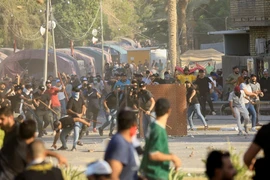 VIDEO: Người biểu tình tấn công dinh tổng thống Iraq: Ít nhất 10 người chết, đại sứ quán Mỹ bác tin đồn sơ tán