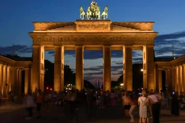 Đức tắt đèn tượng đài tại Cổng Brandenburg, thủ đô Berlin vào ban đêm. Ảnh: REUTERS