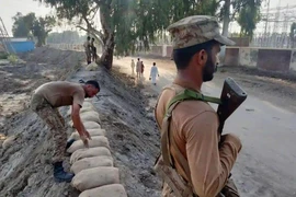 Quân đội Pakistan xây dựng đê để bảo vệ một nhà máy điện cung cấp điện ở huyện Dadu, tỉnh Sindh khỏi ngập úng. Ảnh: REUTERS