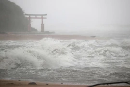 Sóng cao ập vào bờ thành phố Miyazaki, đảo Kyushu (Nhật) vào ngày 18-9 do bão Nanmadol. Ảnh: AFP