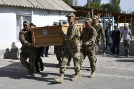 Quân nhân Kyrgyzstan khiêng quan tài người thiệt mạng do giao tranh ở biên giới giữa Kyrgyzstan và Tajikistan. Ảnh: AP