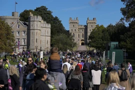 Người dân tập trung bên ngoài Lâu đài Windsor để đặt hoa cho Nữ hoàng Elizabeth II ngày 17-9. Ảnh AP