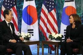 Phó Tổng thống Mỹ Kamala Harris trong cuộc gặp song phương với Thủ tướng Hàn Quốc - ông Han Duck-soo tại Tokyo ngày 27-9. Ảnh: AP