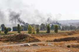 Khói bốc lên từ trụ sở của Đảng Dân chủ Kurdistan (KDPI) ở ngoại ô thành phố Kirkuk (Iraq) ngày 28-9. Ảnh: REUTERS