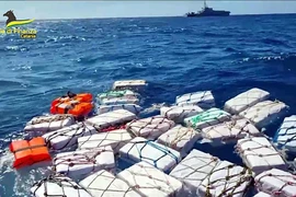 Ý phát hiện 2 tấn cocaine trị giá gần nửa tỉ USD trôi nổi trên biển