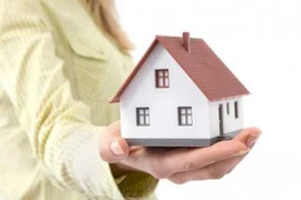 Mẹ cho riêng căn nhà, chồng đòi đứng tên chung được không?