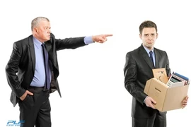 Bị sa thải nhưng được trả lương, kiện được không? 