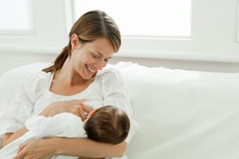 Nuôi con nhỏ, có bị cho nghỉ việc? 