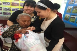 Đại biểu Quốc hội tặng quà tết ở quận 6 và Bình Tân 