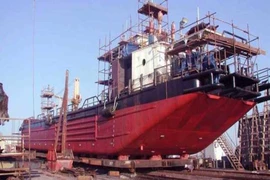 Phạt công ty đóng tàu chậm đóng hơn 2 tỉ đồng tiền bảo hiểm
