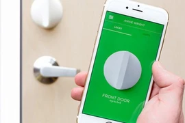 Dùng smartphone mở cửa nhà khi đi xa