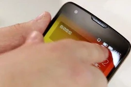 Xuất hiện smartphone 2 pin chạy Android 