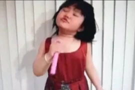 Clip cô bé diễn xuất như ca sĩ chuyên nghiệp