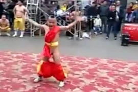 Chảy nước mắt với màn lộn nhào tụt cả quần của chú bé mãi võ