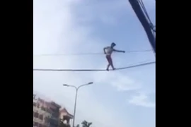 Clip giải cứu bất thành thanh niên đi trên dây diện 