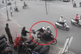 Clip: Cướp leo vỉa hè giật giỏ xách trước mắt bảo vệ