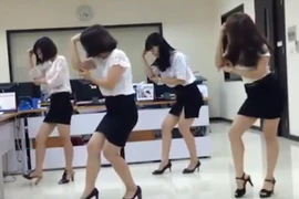 Clip bốn chị em công sở xinh đẹp và điệu nhảy vô cùng thú vị 