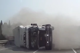 Xe container nổ lốp suýt gây tai nạn kinh hoàng