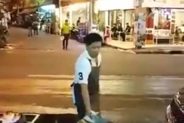 Cú ném đồ ăn ngoạn mục của chàng đầu bếp hot nhất tuần