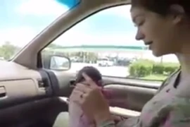 Clip: Cô gái chuyển dạ, sinh con ngay trong ôtô