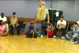 Clip: Chàng trai khuyết tật biểu diễn nhảy điêu luyện 