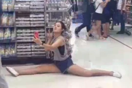 Cô gái trẻ hồn nhiên 'xoạc chân tự sướng' mọi lúc mọi nơi