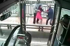 Khoảnh khắc cảm động chàng tài xế giải cứu cô gái định tự tử