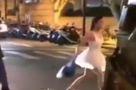 Clip: Cô gái vừa đổ rác vừa múa ba lê