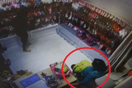 Clip: Cô gái vờ mua quần áo để trộm tiền trong shop