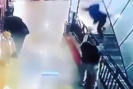 Clip: Hi hữu chàng trai chụp được bé rơi cầu thang