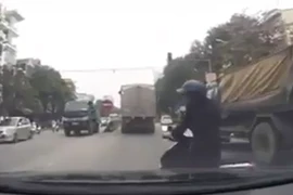 Clip: Cô gái suýt gây tai nạn vì qua đường ẩu