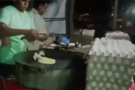 Thú vị cảnh chiên trứng lại toàn gà con trong trứng